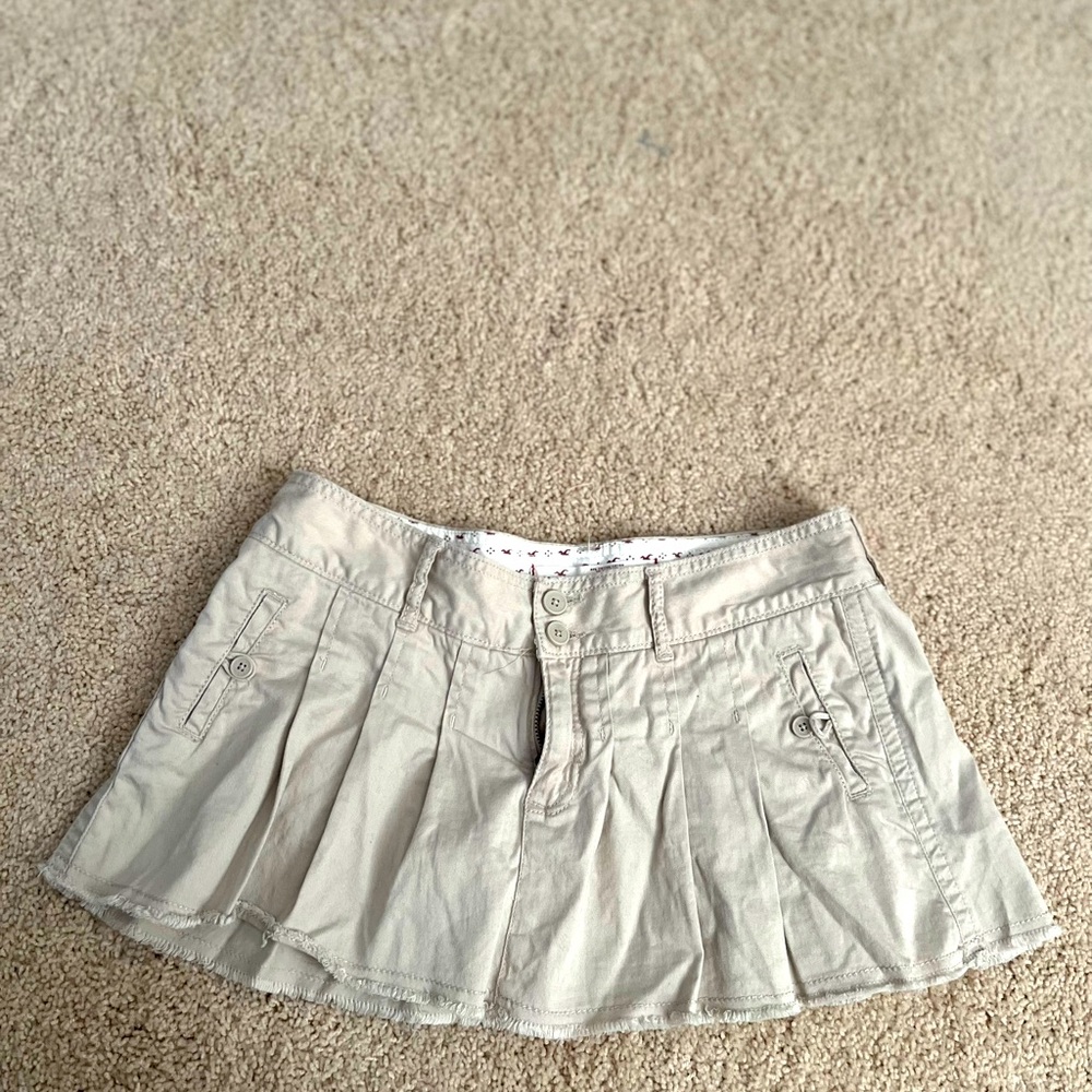 Hollister pleated mini skirt beige